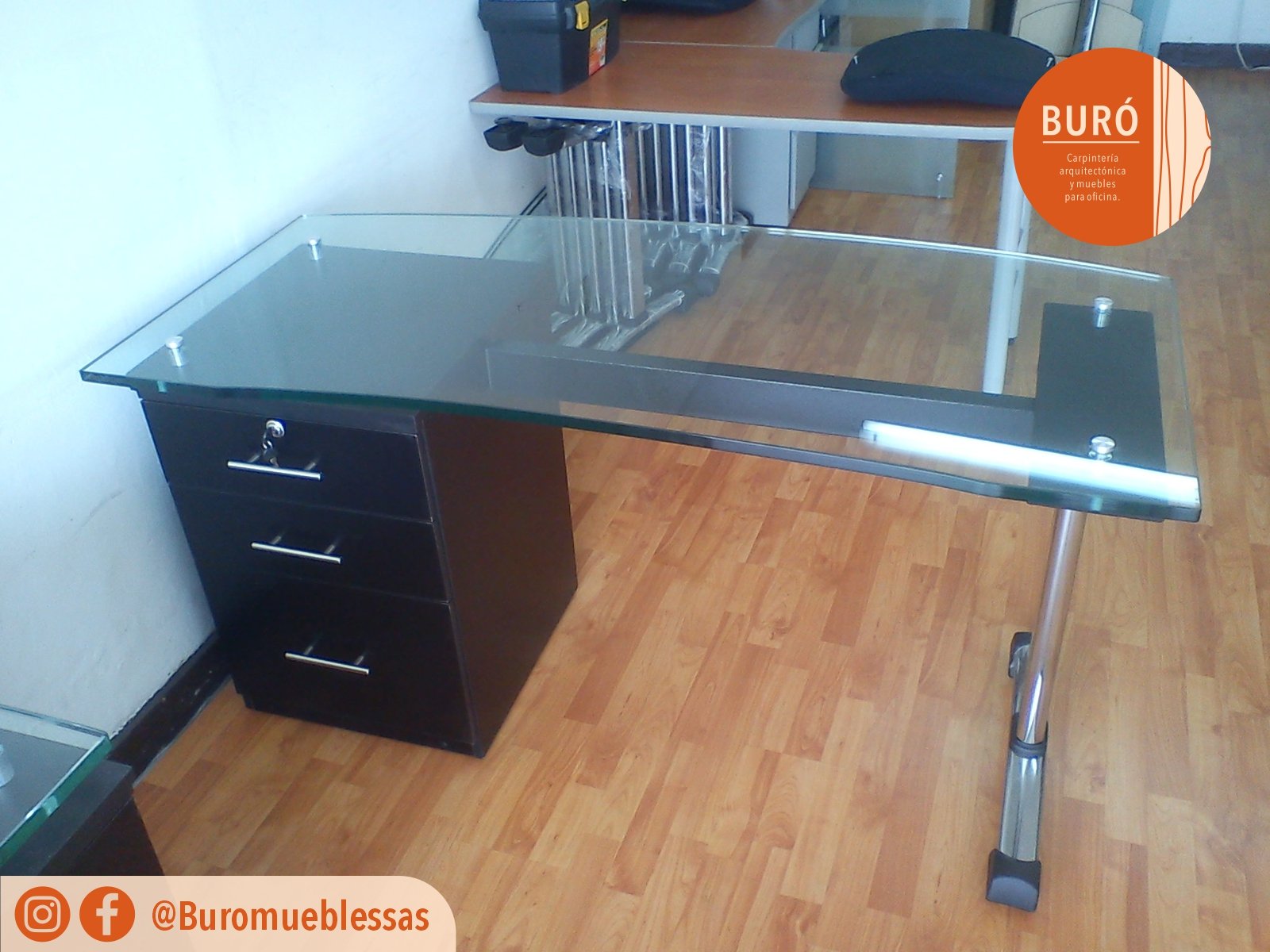 Escritorrio en vidrio Lineal2.jpg